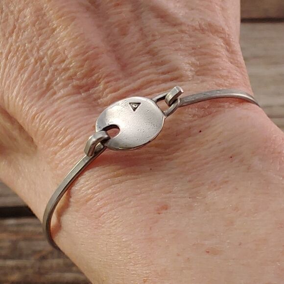 Guess Silver Organic Hook Bracelet - Picture 1 of 4
